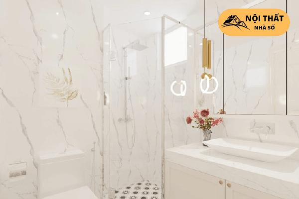 Nhà vệ sinh sang trọng với gam màu sáng vân đá kết hợp với chất liệu kim loại, kính