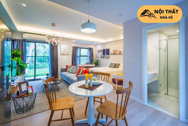 Căn phòng dùng khung cửa kính tạo cảm giác gần gũi với thiên nhiên