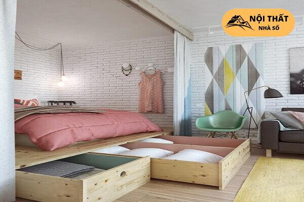 Giường được thiết kế cao chừa phần cho tủ đồ dưới gầm giường nhằm tiết kiệm diện tích