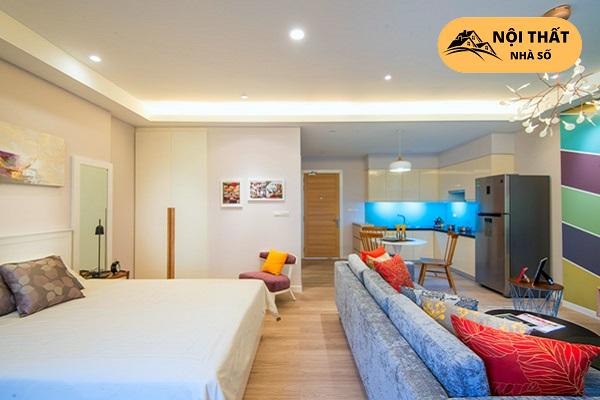 Phòng khách liền bếp và bàn ăn tạo ấn tượng bởi vách ngăn