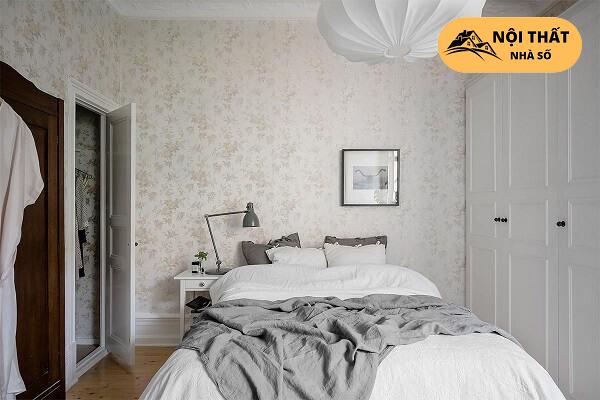 Phòng ngủ tông màu trắng kết hợp thêm giấy dán tường tăng phần nổi bật cho căn phòng