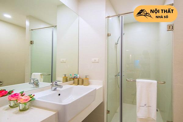Nội thất phòng tắm sử dụng kính tạo cảm giác rộng diện tích nhưng lại gọn gàng và sạch sẽ