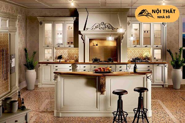 Phòng bếp này đậm chất phong cách cổ điển khi xuất hiện các đường phào, chỉ tinh tế là điểm nhấn không thể thiếu