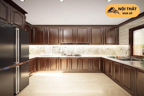 Hình ảnh tủ bếp hình chữ U với dàn tủ gỗ màu nâu đậm nổi bật