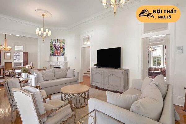 Phòng khách dùng tone màu be từ bộ bàn ghế sofa bọc nệm có màu sắc nhẹ nhàng hài hòa cùng màu sơn tường