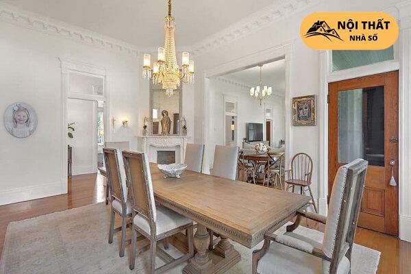 Những đèn chùm và bức tranh được trang trí nhằm tăng thêm sắc màu cho toàn bộ không gian