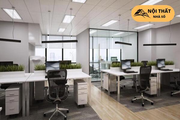 Màu sắc tối giản kết hợp màu đen và trắng thêm màu xanh của cây cỏ làm vách ngăn