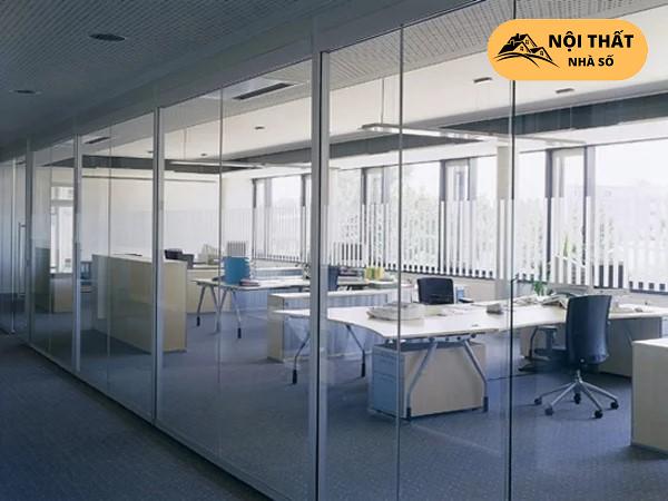 Thiết kế văn phòng không gian mở cùng với vách ngăn kính