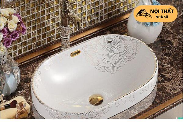 Mẫu lavabo này có các họa tiết ấn hoa viền chi tiết vàng sang trọng