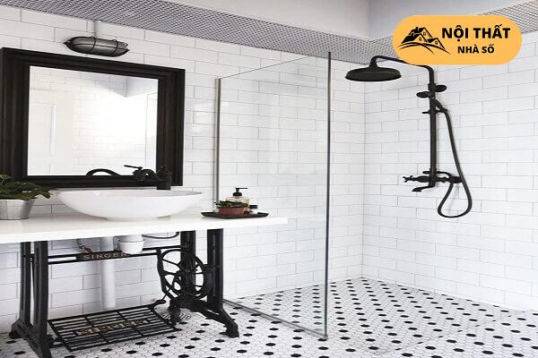 Mẫu nhà tắm đen trắng với vòi sen màu đen làm điểm nhấn trong một không gian trắng