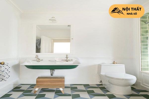 Phía dưới Lavabo là một chiếc ghế đẩu nhỏ để những đứa trẻ có thể tự vệ sinh cá nhân.