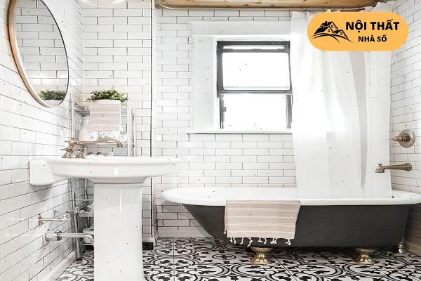 Bồn tắm có 4 chân bằng mạ đồng sang trọng kèm màu sắc tối làm điểm nhấn