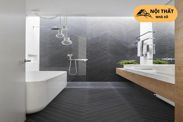Khu vực tắm đứng ở cuối tại phòng tắm có vách kính ngăn và giếng trời thông thoáng
