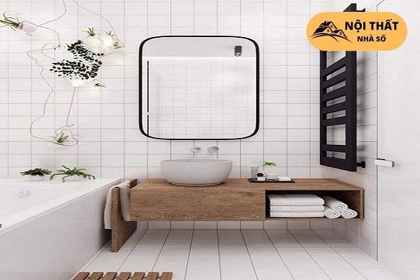 Bên phải gương có móc treo cầu thang có thể chứa được nhiều đồ vật