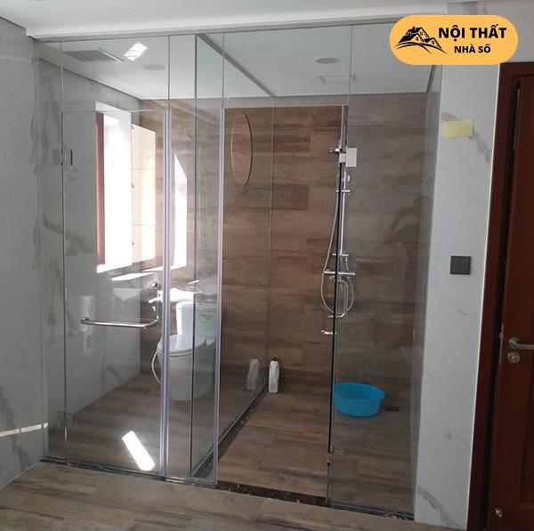 Mẫu vách kính ngăn đôi bồn cầu và phòng tắm đứng