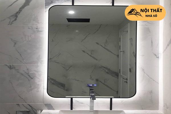 Gương soi có thêm hệ thống đèn Led chiếu sáng cả góc phòng và nhìn rất sang trọng