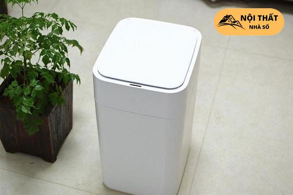 Thùng rác thông minh có thể tự động đóng lại và xử lý mùi kèm theo đó có thể âm tủ để tiết kiệm thời gian