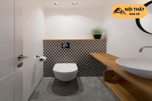Mẫu 4: nhà vệ sinh 1m2 được thiết kế sử dụng ốp 1 phần tường đặc sắc, không cần phải ốp toàn bộ WC