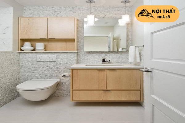 Mẫu 19: Có lắp đặt thêm hai đèn chùm dạng ly tròn đặc sắc, tiếp thêm ánh sáng cho phòng vệ sinh. Kệ gỗ phía trên bồn cầu hay phía dưới lavabo cũng là tủ đồ có thể đựng được nhiều đồ đạc cần thiết giúp ích cho gia chủ.