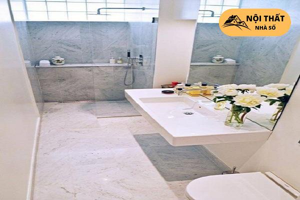 Mẫu 20: Mẫu thiết kế này tận dụng toàn bộ ánh sáng thiên nhiên từ cửa sổ, có thể để thêm lọ hoa để không gian thêm phần sinh tươi, sống động