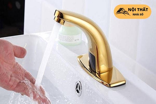 Mẫu mã đẹp chỉ cầu đưa tay là có nước tự chảy ra rất tiện lợi