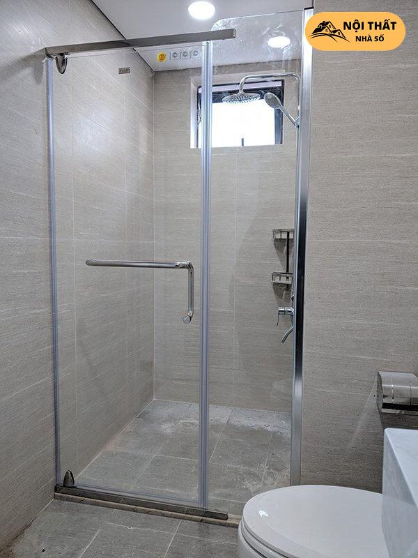 Vách kính ngăn khu vực tắm đứng với bồn cầu